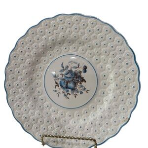 Copeland Spode Bermuda Flowers Luncheon Plate 9 1/8
inch Scalloped edges Trim